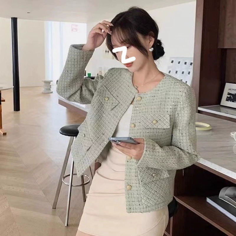 Демисезонная ретро-дизайнерская зелёная куртка в стиле Chanel, осень, тренд сезона, яркий запоминающийся стиль