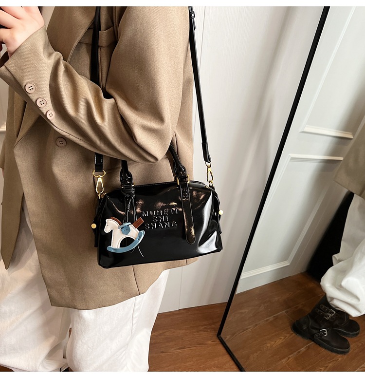 Casual and simple hand-held pillow bag for women, 2025 new style, fashionable and trendy, niche single-shoulder crossbody bag for work and commuting undefined