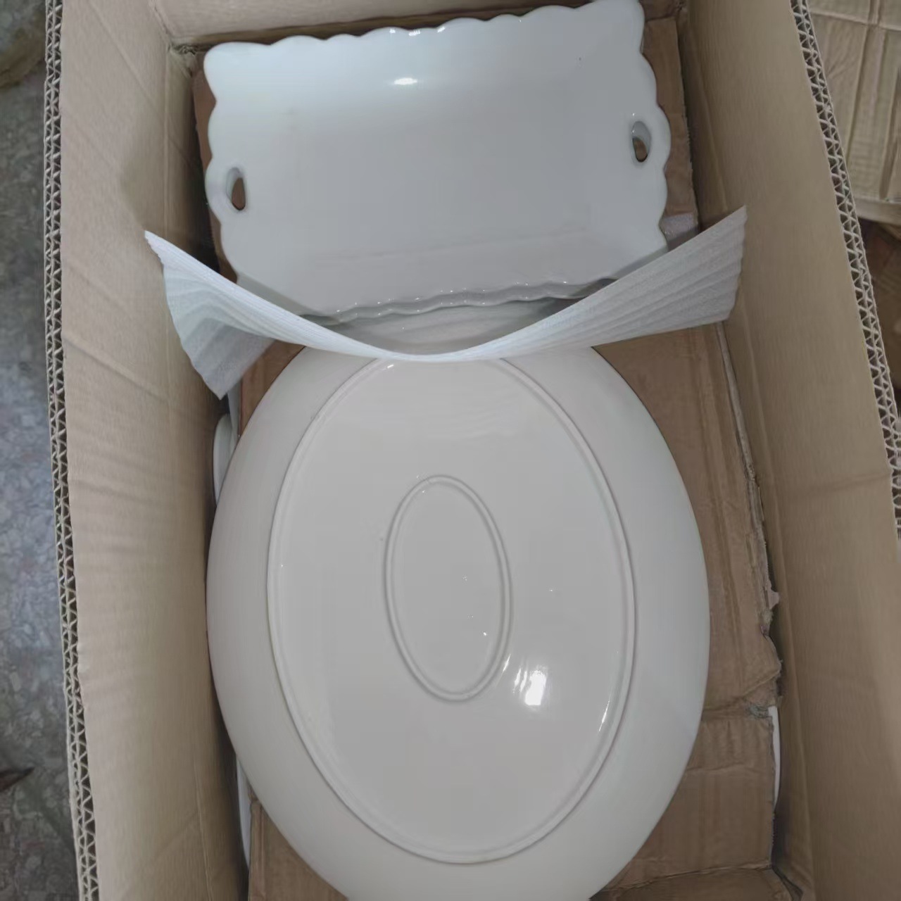 Ventas en caliente de inventario de cerámica platos y palillos de porcelana blanca cerámica africana al por mayor artículos domésticos platos y tazas y platos mercado nocturno