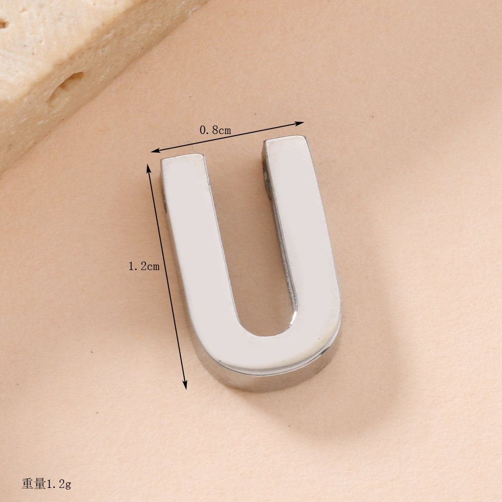 Venta caliente transfronteriza 26 letras inglesas colgantes de agujero recto collar de acero inoxidable colgantes accesorios de letras de bricolaje fabricantes de joyas