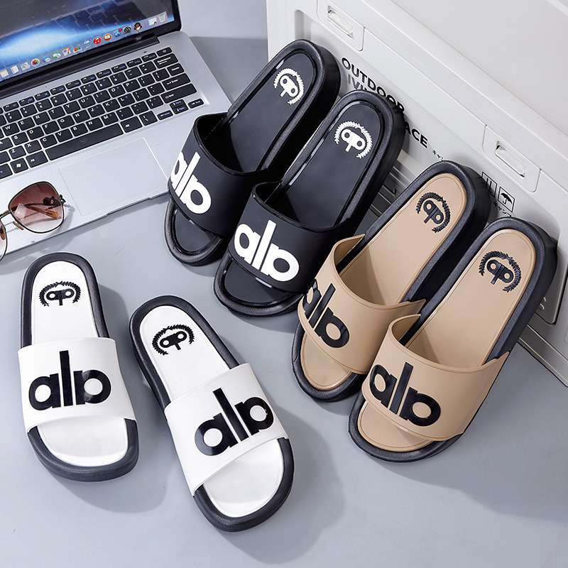 2026 New Men's Slippers for Summer, Casual Outdoor Wear, Thickened Soft Sole, Lightweight and Comfortable, Non-Slip Beach Sandals