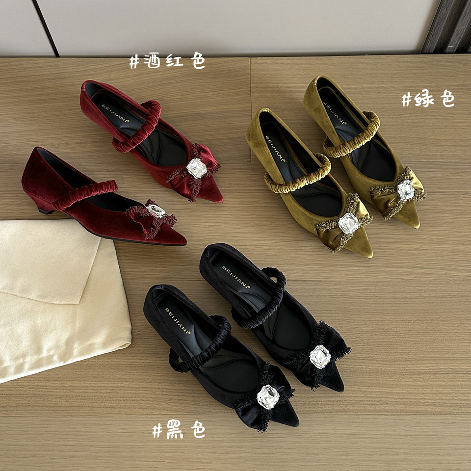 Giày Mary Jane nữ mũi nhọn nhung, quai ngang xếp ly đính đá và nơ, gót mèo thấp — Màu đỏ rượu, Xanh lá cây, màu đen