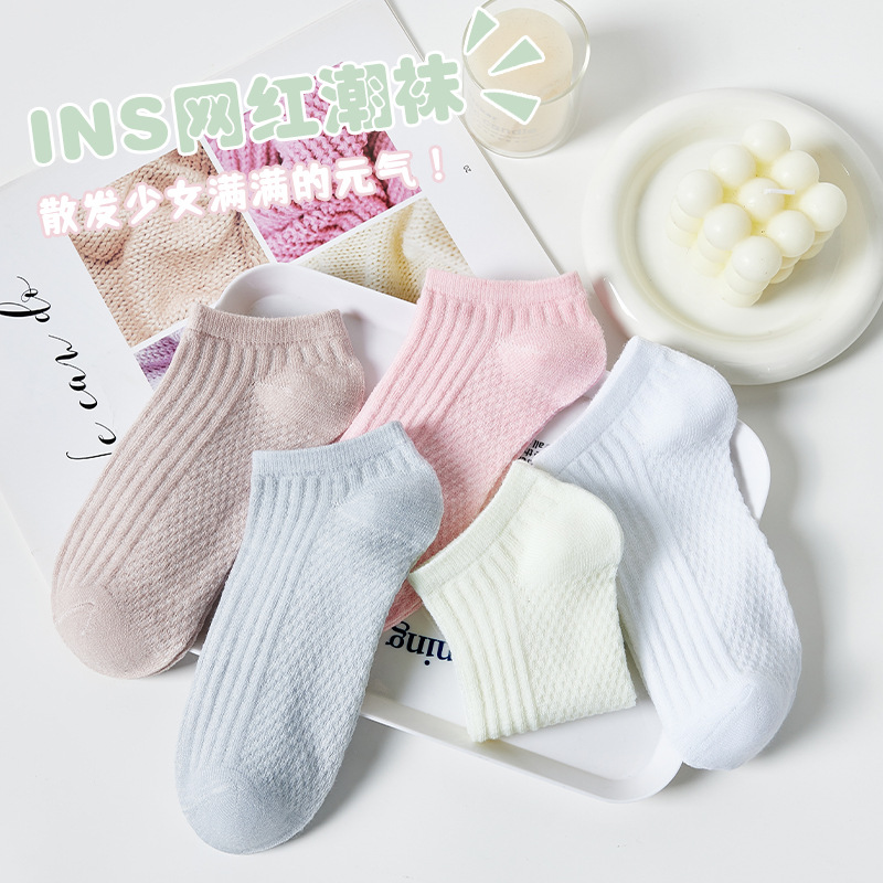 Rayas verticales suaves de las niñas color sólido Pequeño Libro Rojo primavera y verano populares calcetines de corte bajo masaje Fondo barco Calcetines al por mayor Zhuji