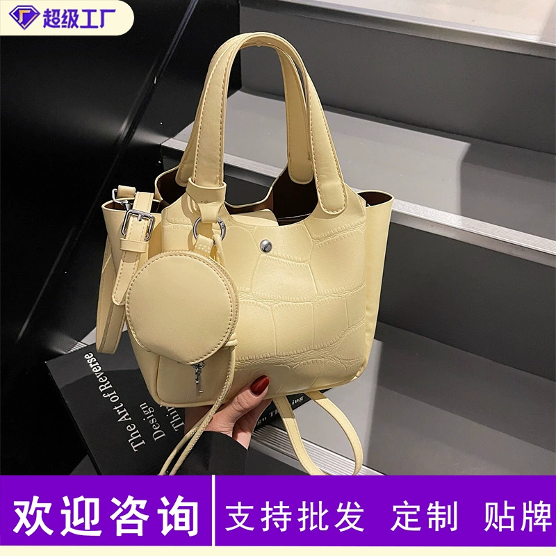 Большая вместительная сумка для женщин на лето, универсальная новая модная сумка через плечо 2025 года, популярная сумка-ведро в этом году