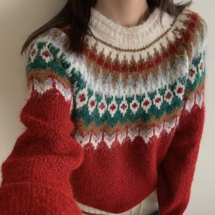 Atmospheric retro red demi-season knitted sweater
