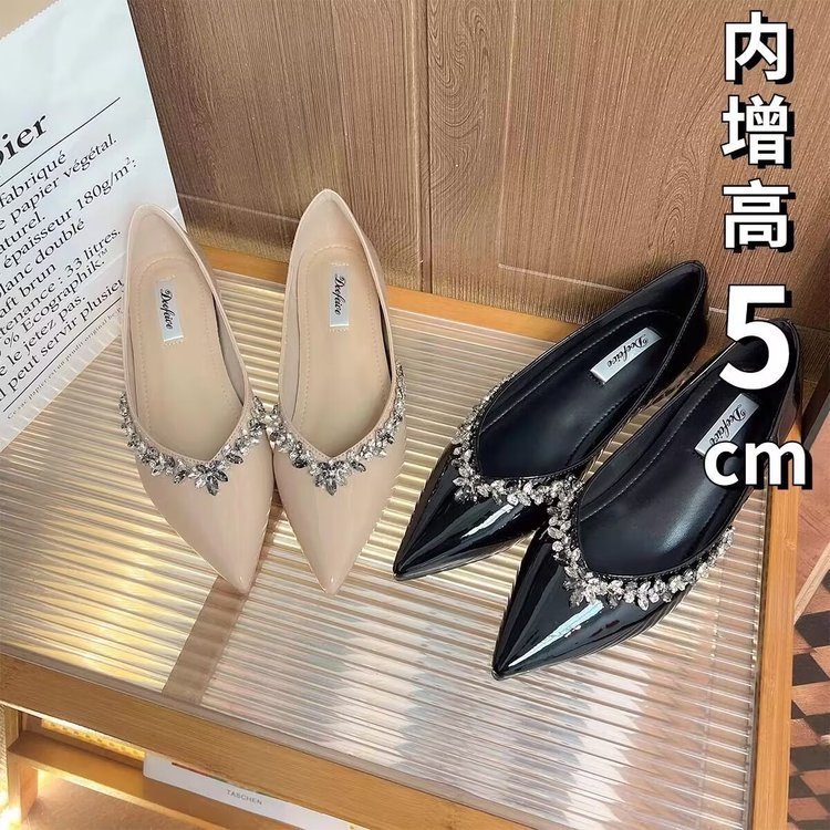 Eating bib pointed-toe low-cut with rhinestones made of patent…