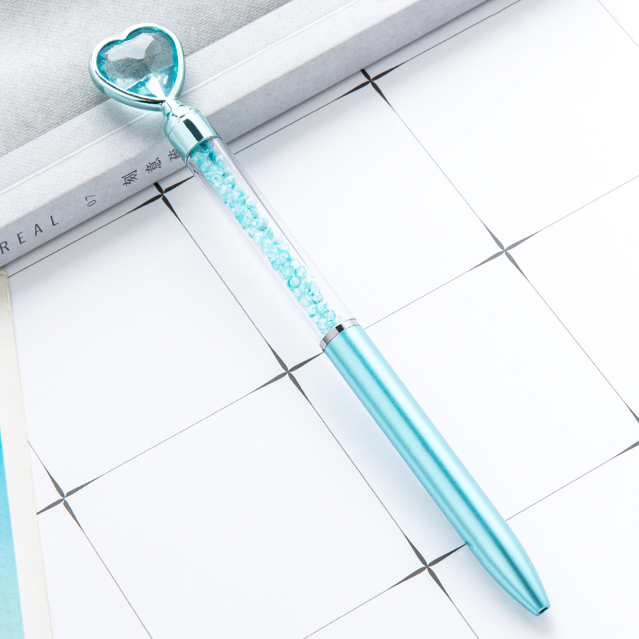 Bolígrafo de plástico amor al por mayor imprimible logotipo hotel publicidad bolígrafo de regalo creativo bolígrafo de cristal multicolor