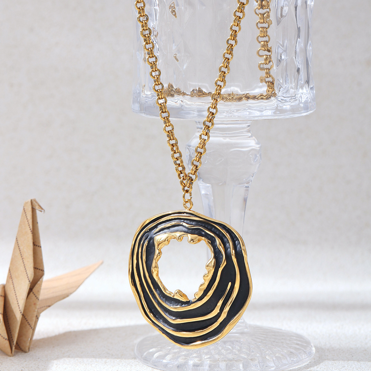 Alta Europa y América de acero inoxidable exagerado collar ligero lujo alto sentido de diseño versátil sentido de cadena de clavícula hueca irregular para mujeres