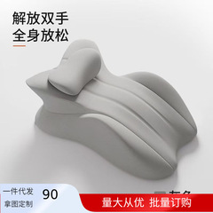 本を読んで携帯電話の昼寝をする専用の記憶綿の枕のベッドの上で寝ます。