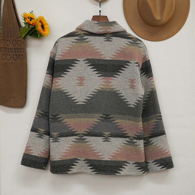 Kurtka luźna jesienno-zimowa z geometrycznym wzorem i klapami, wełniana, damska_voghion.com