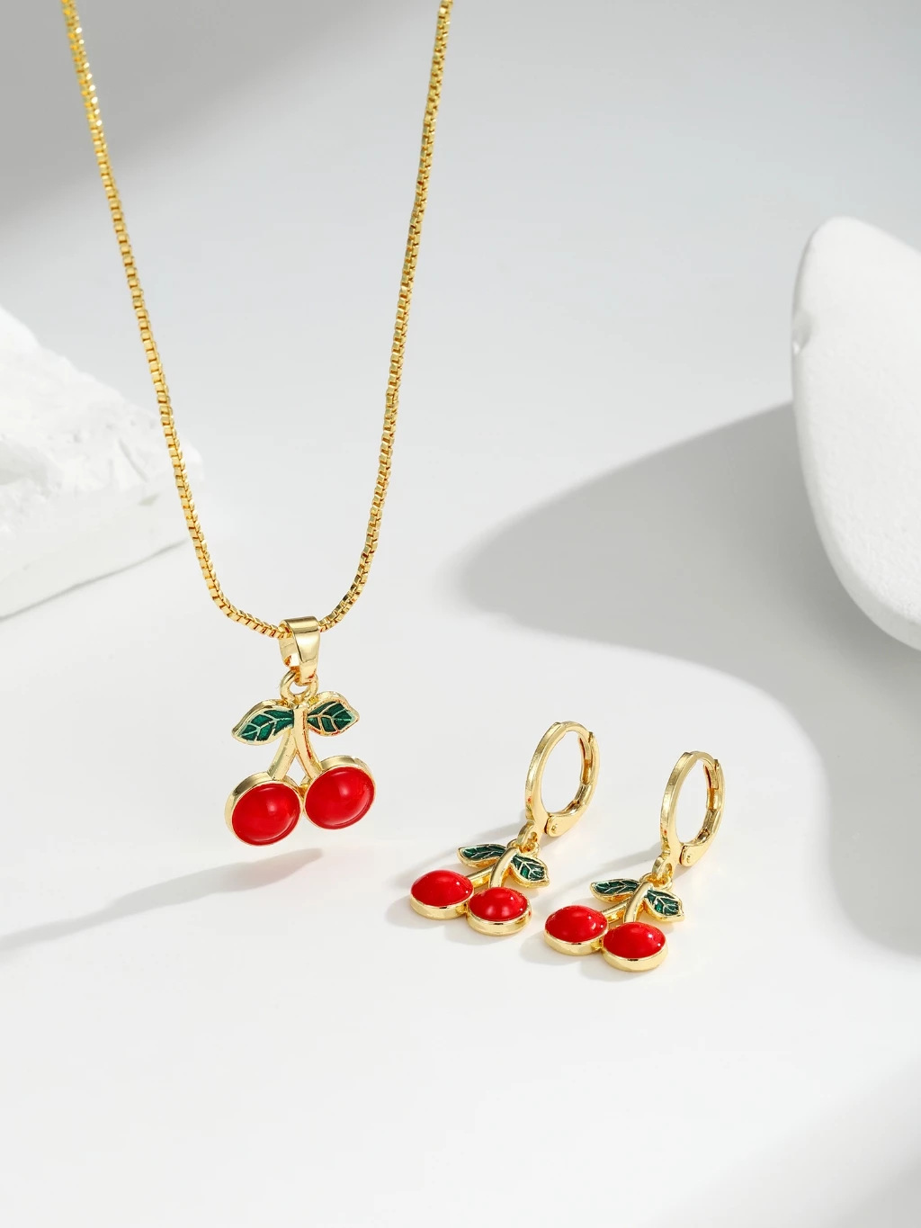 Explosiones transfronterizas coloridas cereza roja pintada a mano goteo de frutas series de joyería simple colgante de viento conjunto de aretes collar