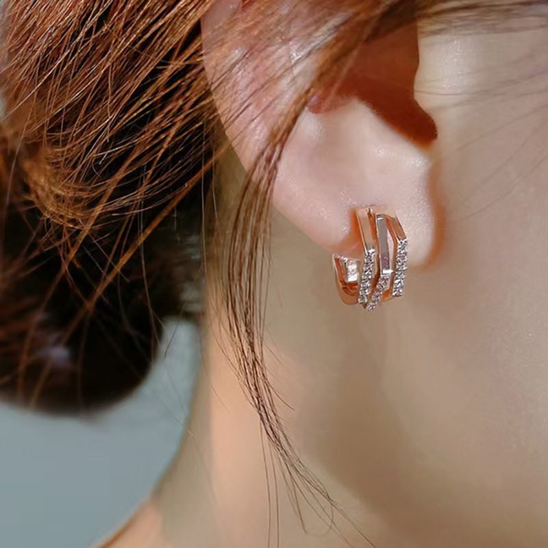 Venta caliente transfronteriza Pendientes de circón con microincrustaciones Pendientes de sentido avanzado Pendientes de temperamento simple para mujer Pendientes de lujo ligero al por mayor