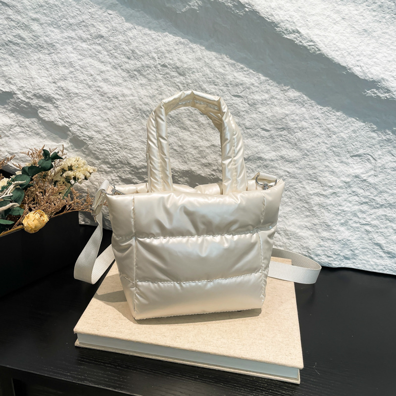 2024 nuevo bolso de mujer bolso de cubo otoño invierno simple abrigo de plumón ligero casual de moda versátil bolso de mano