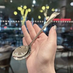 ステンレスの水滴スプーンを厚くして家庭用子供のスプーンをかき混ぜます。