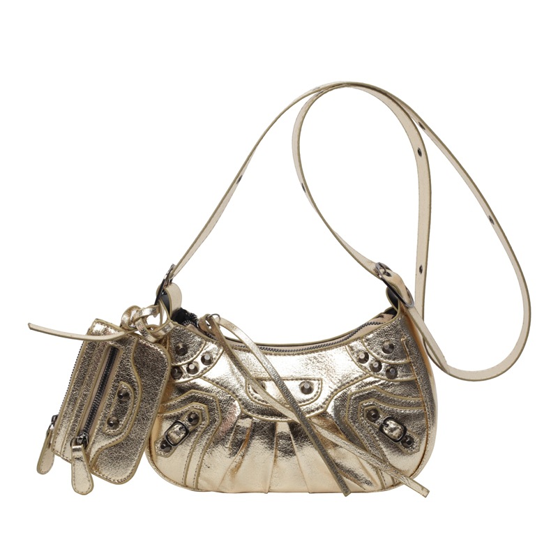 Bolso nuevo para la axila para mujer 2024 transfronterizo, plisado, media luna, bolso de hombro para mujer, remaches retro europeos/americanos, bolso de motero con estilo occidental image 7