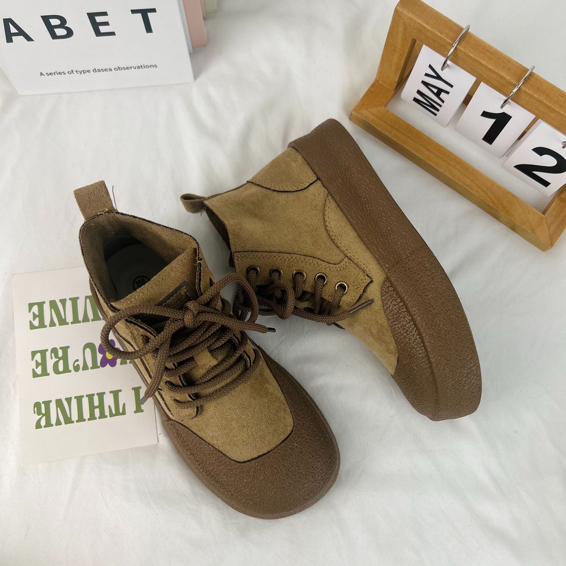 Yuanyuan 2024 primavera mid-Top estilo coreano zapatos de lona del todo fósforo estudiante Harajuku calle zapatos de plataforma de tiro en línea zapatos de transmisión en vivo