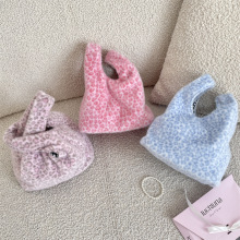 510232  秋冬季毛绒爱心手提包女逛街零食手腕包杂物整理袋手机包