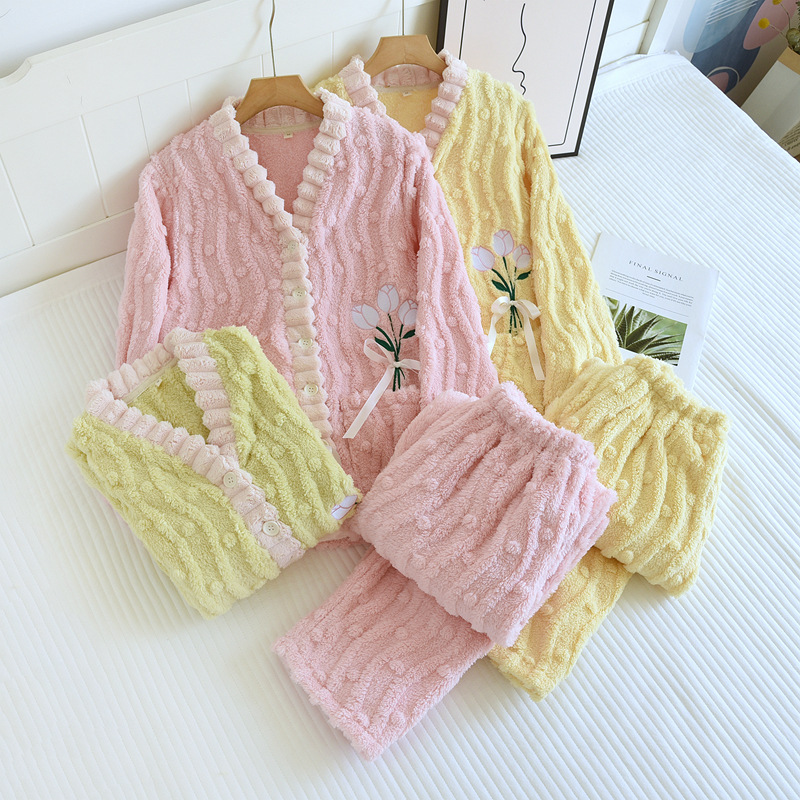 2023 new pajamas women's autumn and winter thickened fleece-lined coral fleece cardigan cute flannel home wear suit