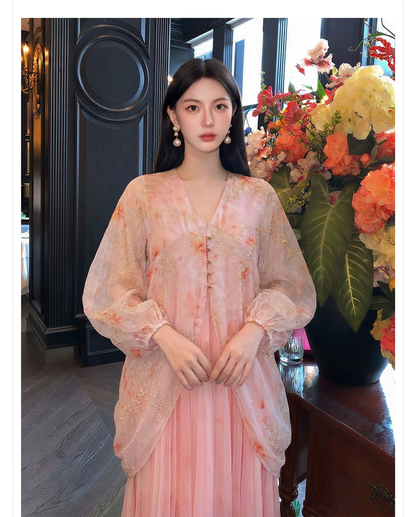Đầm maxi nữ thắt eo phong cách tân cổ điển, cổ xẻ tà, tay ngắn, họa tiết hoa nhí trên vải voan lưới, thêu kim tuyến và cúc bọc vải — màu hồng chi tiết 6