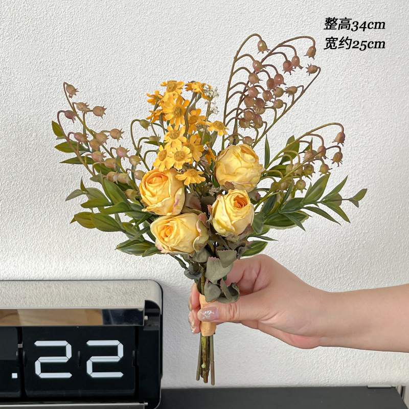 Màu vàng đậm viền cháy xém 5 đầu hoa hồng nhỏ hoa cúc hồng cà phê hoa lan thơm