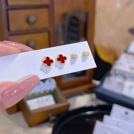 耳钉;项链;耳环