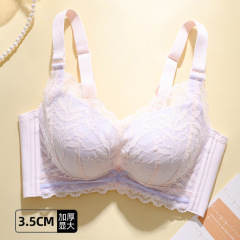 無磁下着の女性の胸が集まって、無鋼圏のブラジャーを厚くして、胸が空いていません。