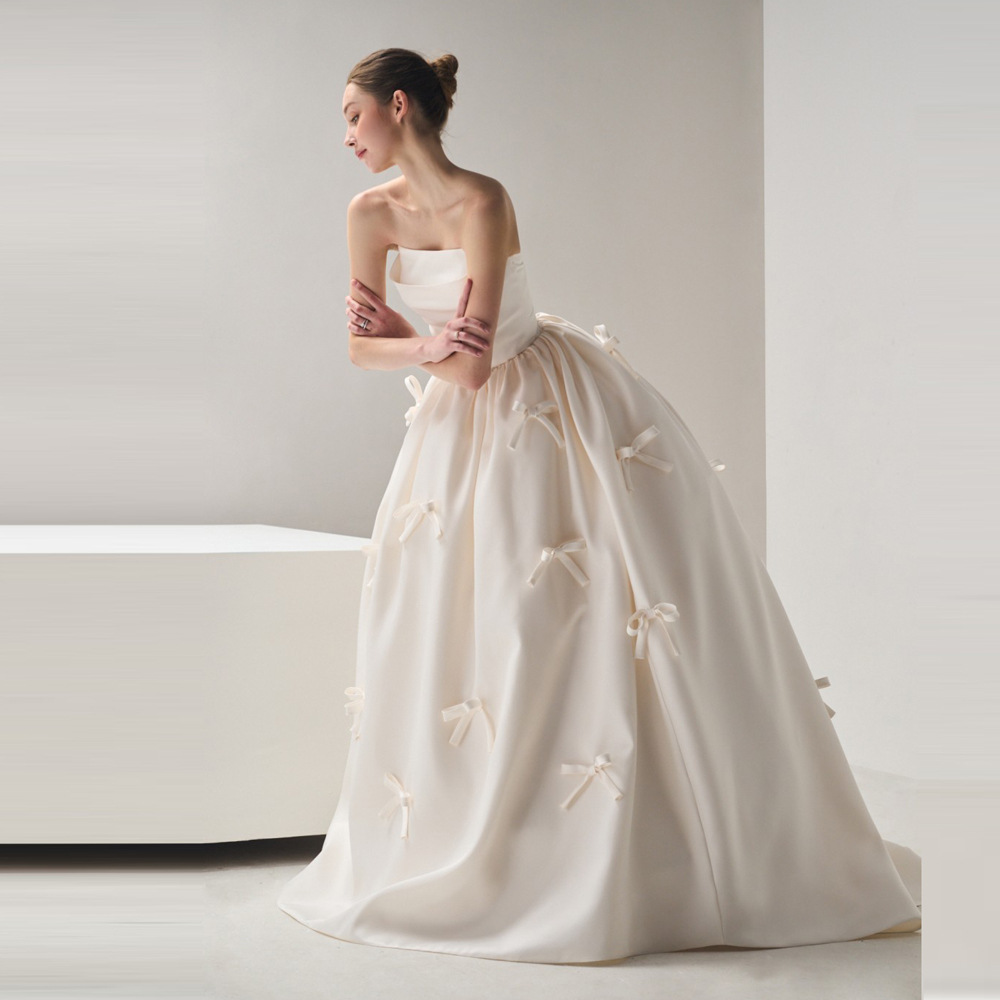 Französisches Satin-Brautkleid 2026: Schlichtes, trägerloses, figurschmeichelndes Prinzessinnenkleid mit Puffrock im Waldstil_voghion.com