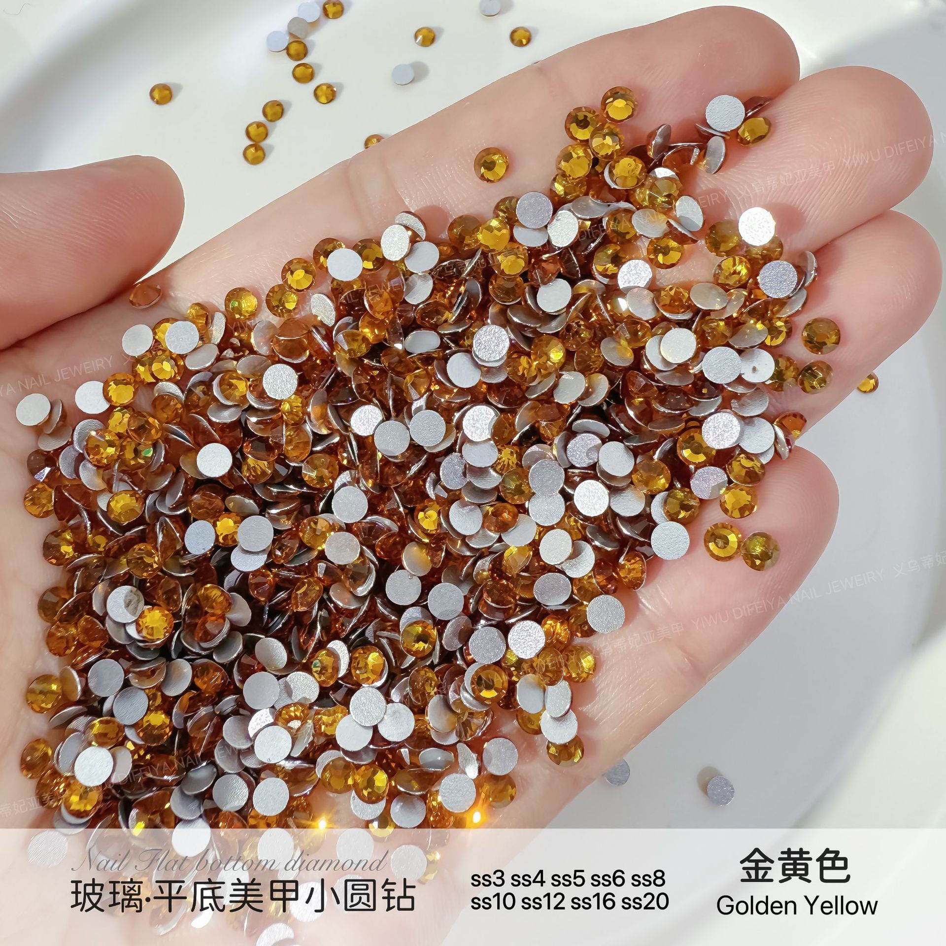 은색 바탕에 황금색