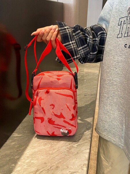 Shoulder bag for men and women