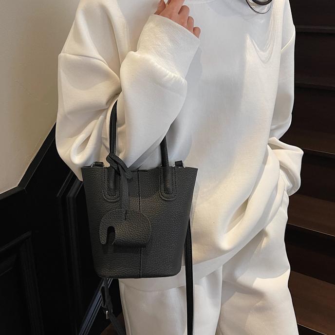 Bolso de cubo de venta caliente de comercio exterior, sentido de alta gama de nicho femenino 2025 nuevo bolso de mano simple y versátil, bolso de mensajero de moda y versátil