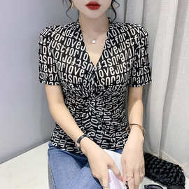 印花T恤女2022夏季设计感V领修身短袖小衫上衣小个子紧身通勤风