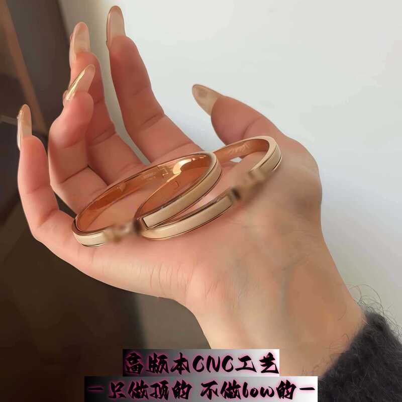 High-End V Gold Cnc Aijia H Buckle Letter Bracelet Enamel Pig Nose Fashion Versatile Black Warrior Bracelet Wholesale