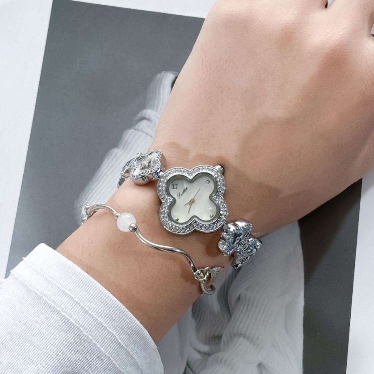 Factory supply scottie bracelet watch four-leaf clover fritillary face 9695 poetry Gaudi women's watch trembles live