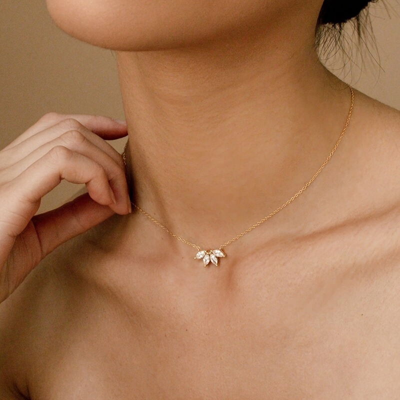 [Copper Plated with Real Gold] Amazon Flash Diamond Zircon Leaf Necklace for Women, Fashionable Niche Design Clavicle Chain Jewelry