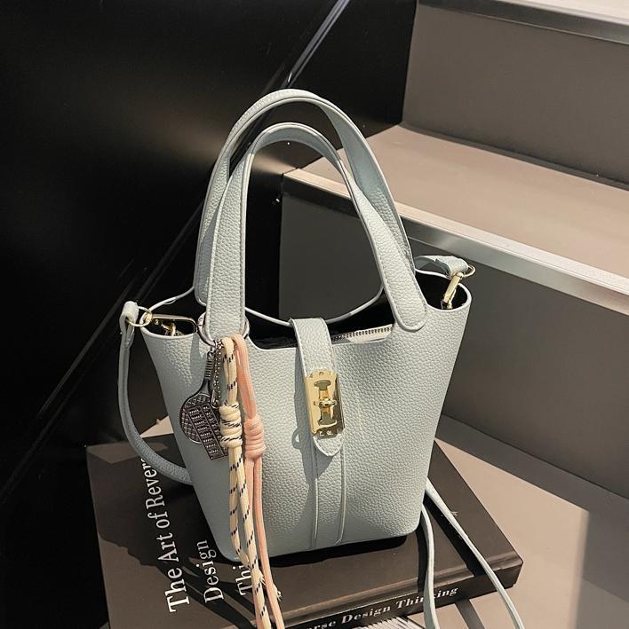 Este año, la popularidad de la bolsa de cubo para mujeres de alta calidad, el nuevo tipo 2025 de moda universal, bolso de transporte, bolso de moda extranjero