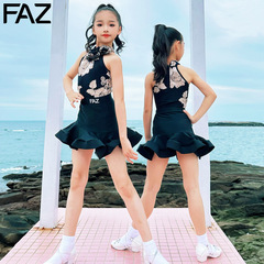 Faz夏の女の子のラテンダンスのネットの赤い子供は演技の練習をします。