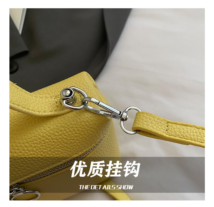 This year's popular simple hand-held small bag for women, the 2025 new women's single-shoulder bag, is elegant and fashionable, a crossbody small bag undefined
