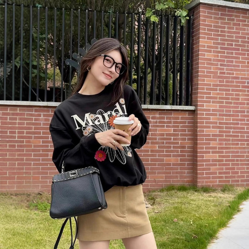 A women's small daisy printed embroidery crew neck top from the South Korean streetwear brand Mardi, available for drop shipping.