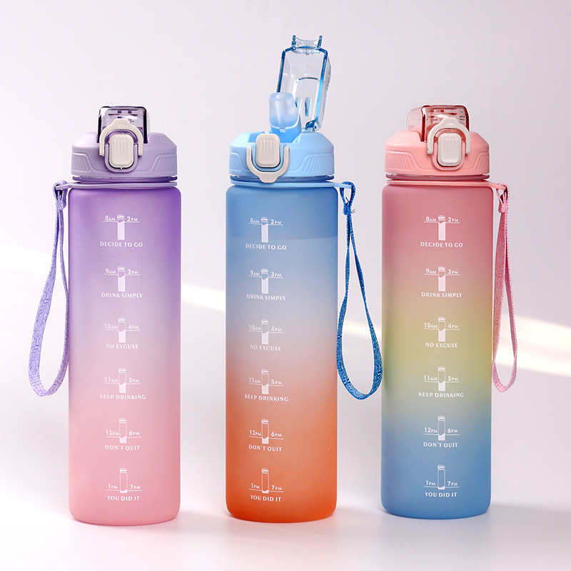 Nueva moda de gran capacidad al aire libre esmerilado taza de plástico gradiente deportes botella de agua portátil colorido espacio taza de beber directa