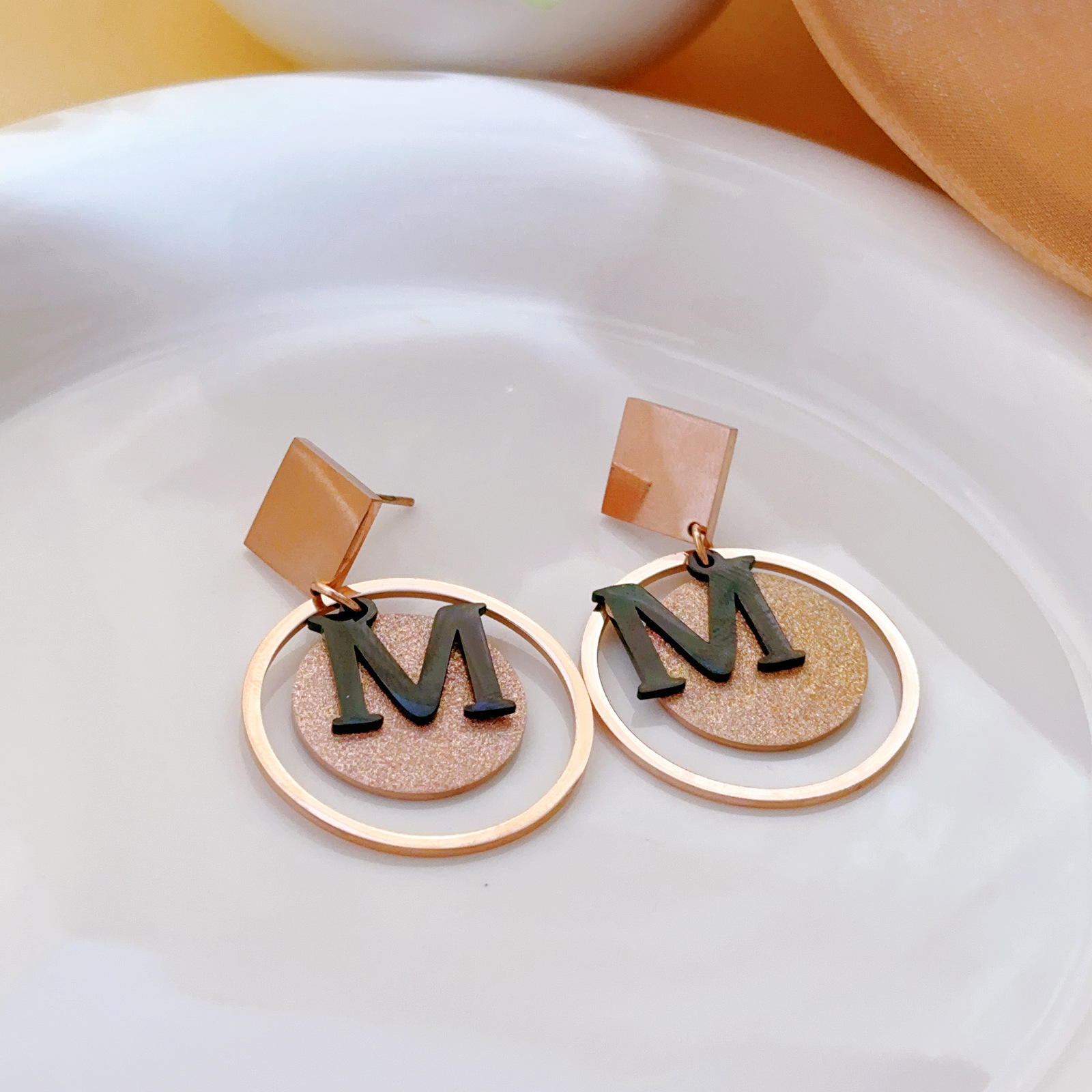 Simple esmerilado M letras de titanio pendientes de oro rosa para mujeres pendientes pendientes de lujo ligero no decoloración joyas