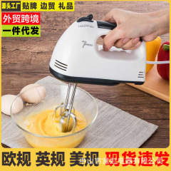 オムライスを手に持って電気家庭用全自動ミキサーでベーキングします。