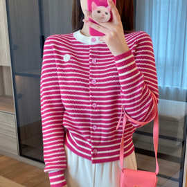 春秋季2025年新款减龄粉色条纹开衫圆领显瘦百搭针织毛衣女装潮