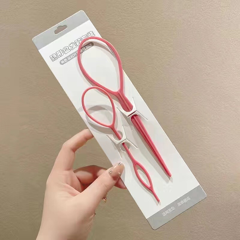 プラスチックのヘアピンを着て髪を伸ばします。女性の髪を刺します。|undefined