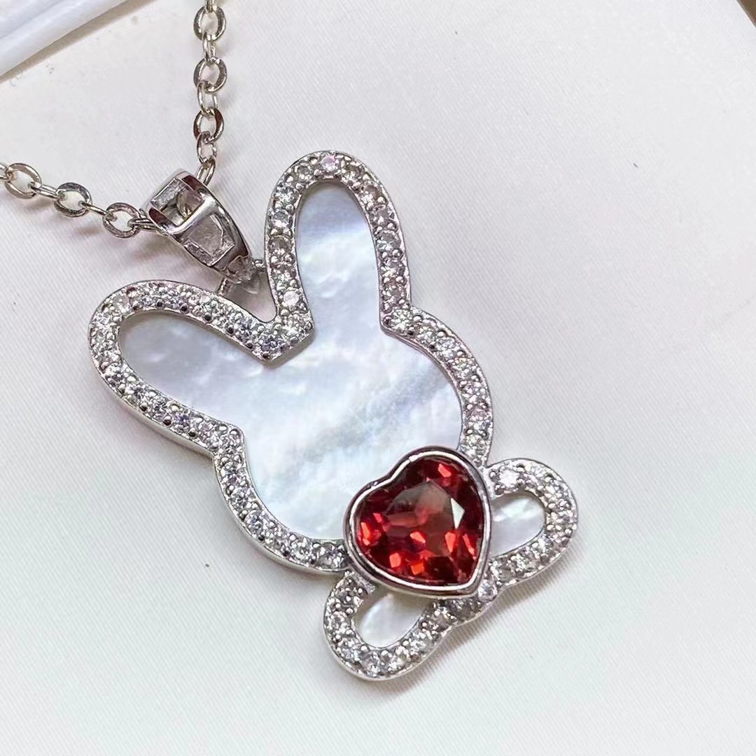 晖源珠宝 石榴石小兔子爱心款吊坠S925银镶嵌酒红色石榴石简约气