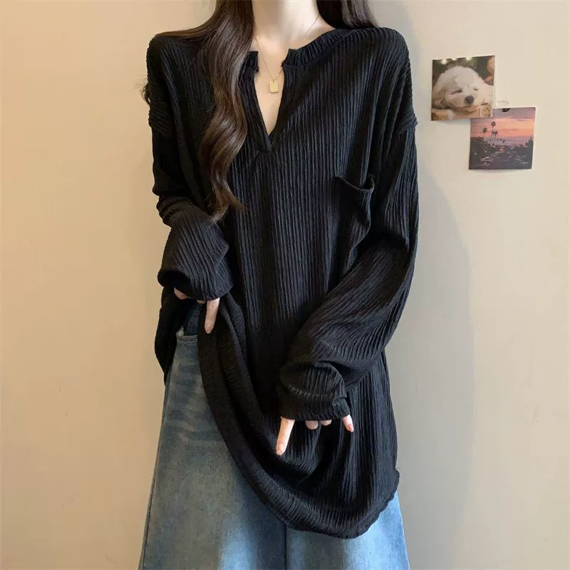 Большой размер текстуры чувство средней и длинной футболки с V-образным вырезом с длинными рукавами женская ранняя осень 2024 новый свободный тонкий модный топ для женской одежды