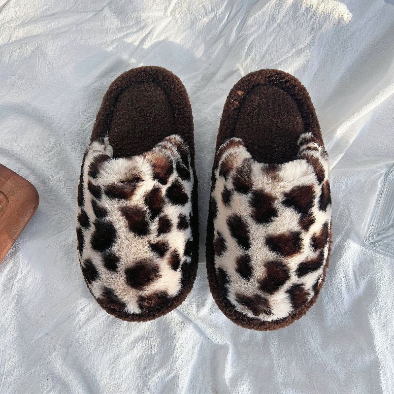 Hello Kitty zapatillas estampadas de leopardo interior de peluche de peluche de invierno anti-deslizante calentamiento al por mayor zapatillas de algodón lindas