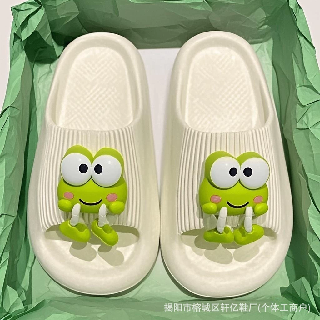 Встряхивая ноги маленькая лягушка милые тапочки женские летние дома в помещении 2025 новый стиль мягкое дно нескользящие и толстые донные штанги