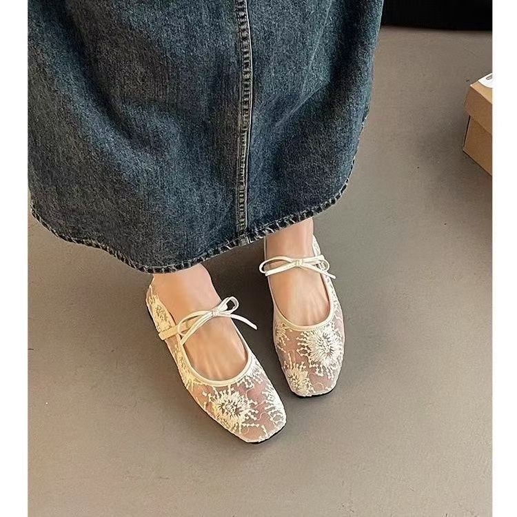 2026 zapatos de malla blanca francesa de flor plana de una sola sola mujer nuevo verano de hadas con falda suave zapatos de sol