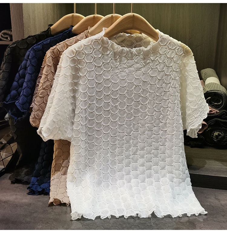 Áo thun nữ tay ngắn cổ tròn chất liệu cotton phối họa tiết ép hoa nhăn — màu đen, xanh lam, màu trắng, màu kaki chi tiết 6