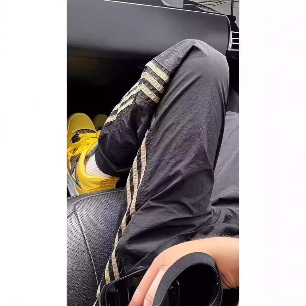 Pantalones a rayas de tres barras de color caqui pantalones de asalto de paracaídas de secado rápido de estilo fino de verano para hombres pantalones casuales rectos